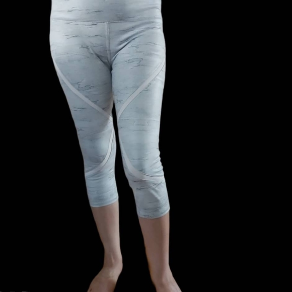 ALO Yoga whisper Capri legging . - Picture 10 of 16
